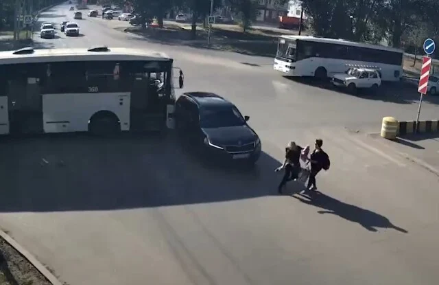  В Волгоградской области автоледи на «Шкоде» врезалась в автобус и сбила пешехода