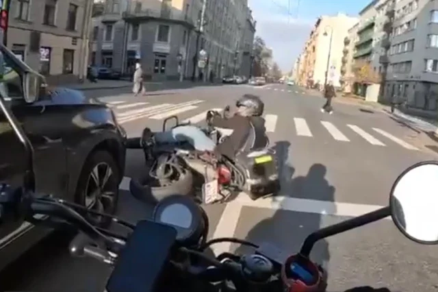  В Петербурге мотоциклист пытался перестроиться в левую полосу и столкнулся с кроссовером