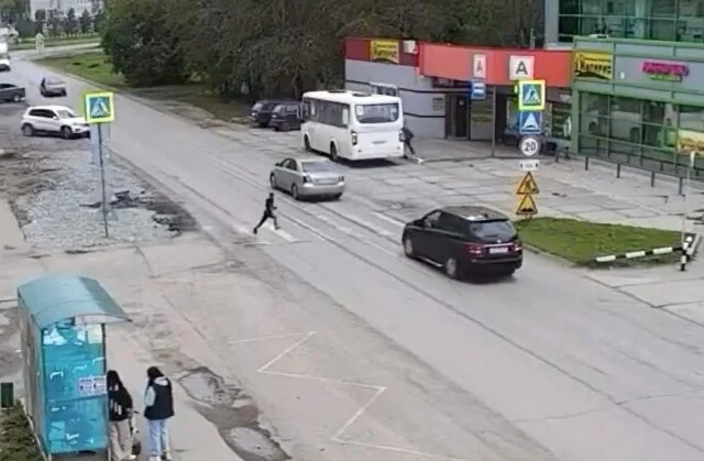  «Бежал к матери»: 8-летний ребенок попал под колеса автомобиля в Верхней Салде