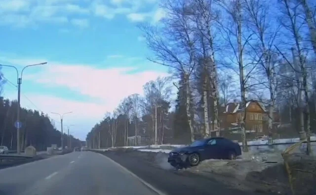  На Приморском шоссе водитель «Мерседеса» играл в «шашки» за рулем и врезался в дерево