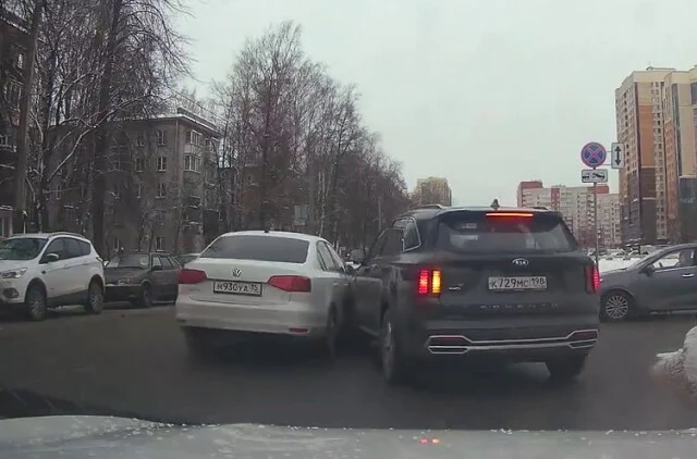  &laquo;Пытался развернуться и не посмотрел в зеркала&raquo;: Kia и Volkswagen столкнулись в Петербурге