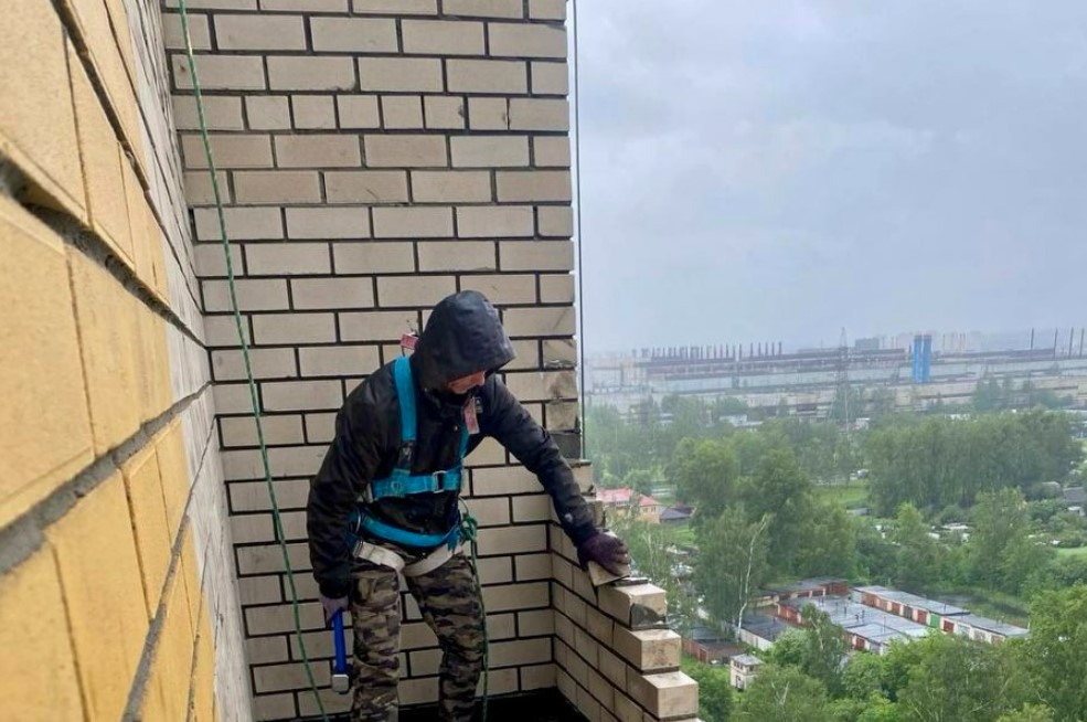 В Чебоксарах балкон обрушился на припаркованные автомобили