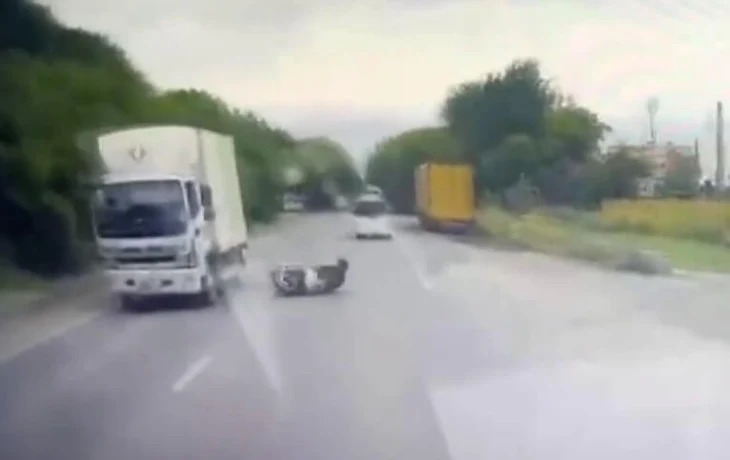  Водитель мопеда оказался в больнице после столкновения с двумя грузовиками в Новосибирске