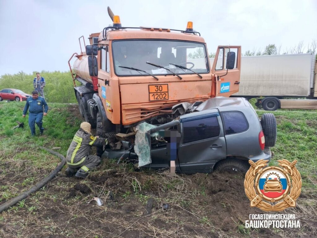 Под Уфой бензовоз выехал на встречную полосу и врезался в автомобиль «Шевроле Нива»