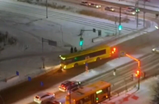  В Ярославле водитель автобуса проехал на красный, сбил женщину и снес дорожный знак