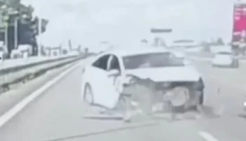  Легковой автомобиль врезался в стоящую фуру на трассе М-7 в Татарстане