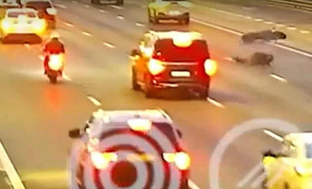  Автомобиль сбил мотоциклиста на МКАД