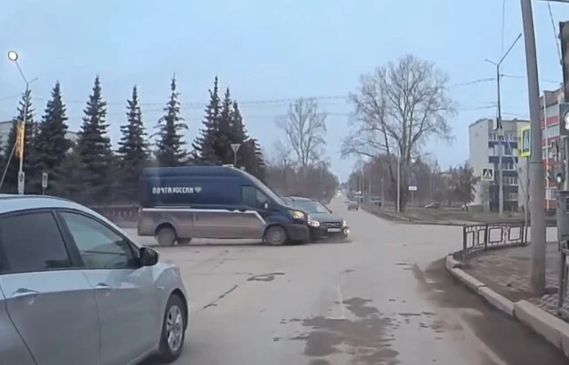  «Посылка задерживается»: в Башкирии городе фургон Почты России врезался в легковой автомобиль