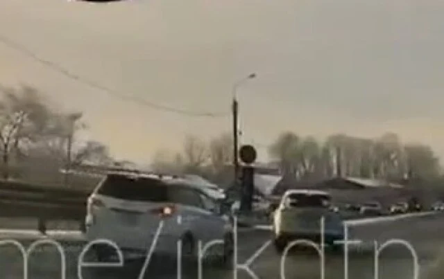  В Иркутске водитель кроссовера спровоцировал ДТП и скрылся