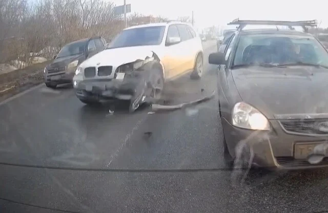  В Омске водитель BMW не справился с управлением и столкнулся с тремя автомобилями