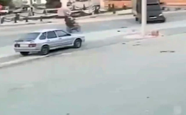  «Водитель «Газели» при повороте налево не уступил дорогу мотоциклу»: камера запечатлела момент Д