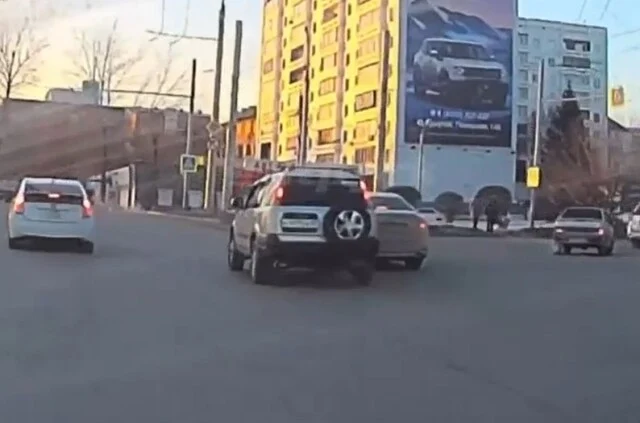  Два автомобиля столкнулись на Байкальском кольце в Иркутске. Кто виноват?