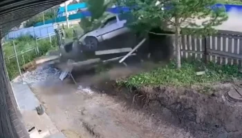  Под Уфой автомобиль вылетел с дороги и врезался в стену дома