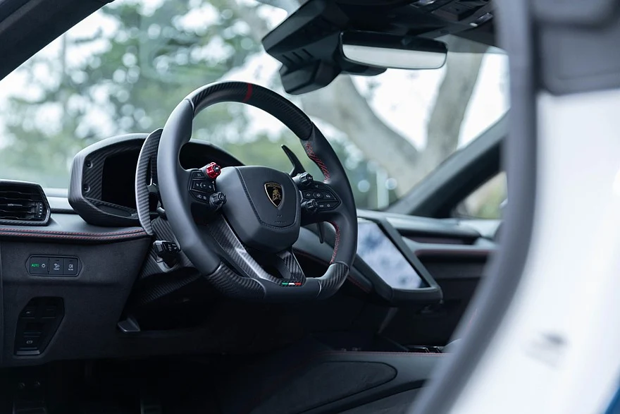 На фото: салон Lamborghini Temerario Tricolore
