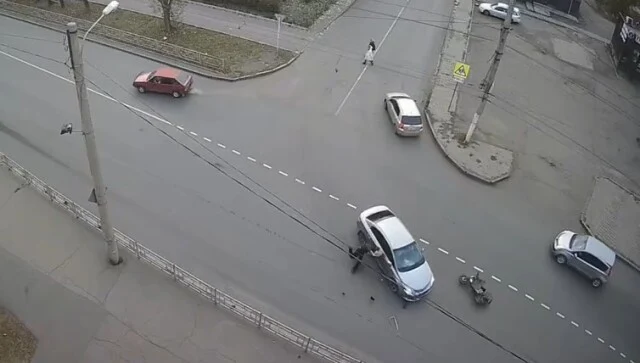  «Спешил на урок»: школьник на электровелосипеде попал под колеса автомобиля в Красноярске