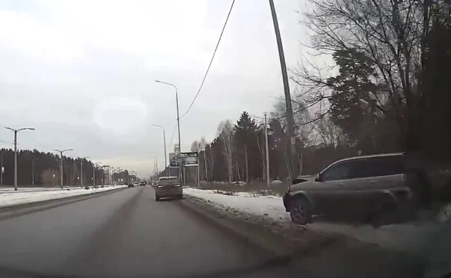  «Маневр не удался»: в Ангарске кроссовер съехал в кювет и врезался в столб