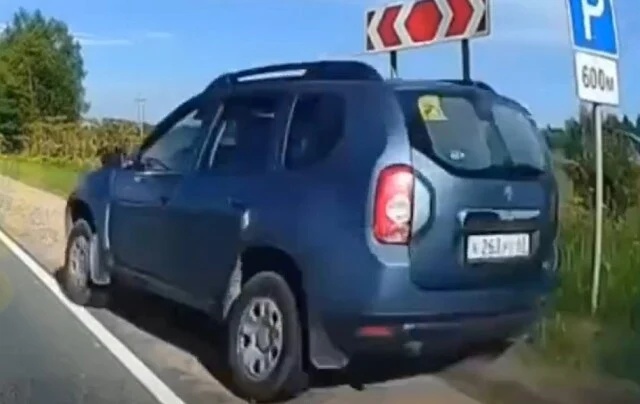  «Опережал по обочине»: Renault Duster и Chevrolet Cruze столкнулись в Подмосковье