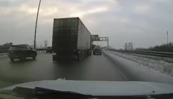  Момент ДТП на КАД: фура столкнулась с легковым автомобилем, после чего в неё въехал &laquo;Газон&raquo;