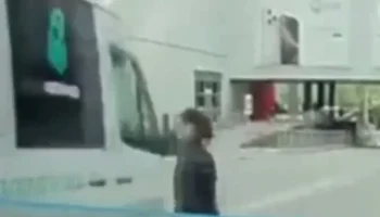  В Новороссийске женщина переходила дорогу в неположенном месте и столкнулась с микроавтобусом