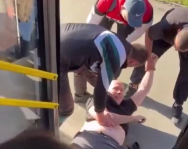  В Барнауле водитель автобуса был жестоко избит безбилетниками