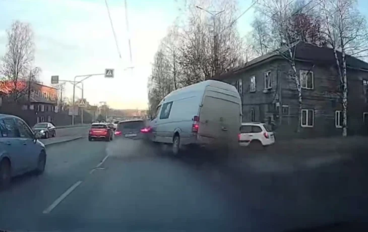  Микроавтобус и легковой автомобиль столкнулись на улице Чапаева в Петрозаводске