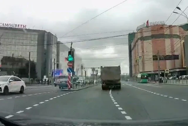  &laquo;Свернул не туда&raquo;: курьезная авария произошла возле станции метро Ладожская в Петербурге