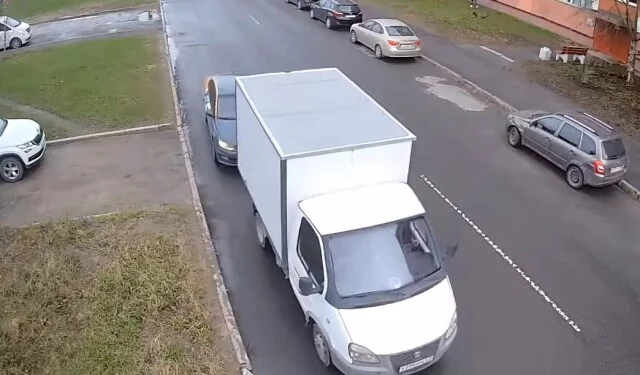 	В Петербурге «Газель» пытались завести при помощи каршерингового автомобиля