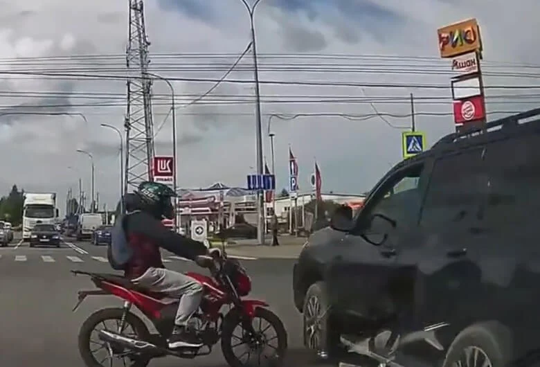  &laquo;Проехал на красный&raquo;: 36-летний мотоциклист оказался в реанимации в результате ДТП в Вологде