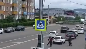  В Улан-Удэ подросток на питбайке врезался в попутный автомобиль, после чего сбежал