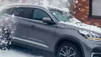  В Новосибирске снег сошел с крыши на припаркованный кроссовер