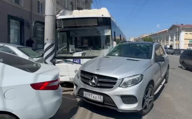  В Омске водитель &laquo;Мерседеса&raquo; подрезал автобус и спровоцировал массовое ДТП