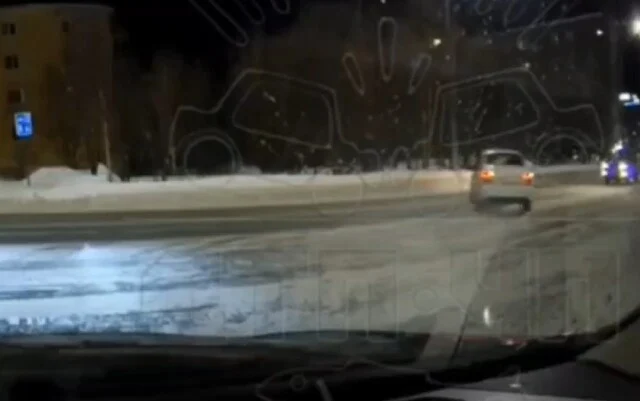  ДТП в Мурманске: белую легковушку вынесло на встречную полосу