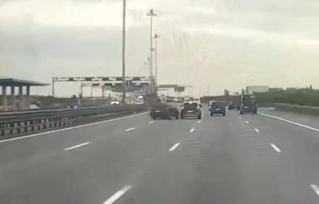  «Просто хотел поговорить»: водитель кроссовера спровоцировал ДТП на КАД