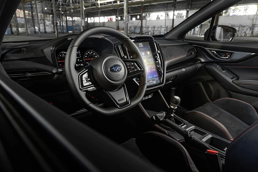 На фото: салон Subaru WRX GD25
