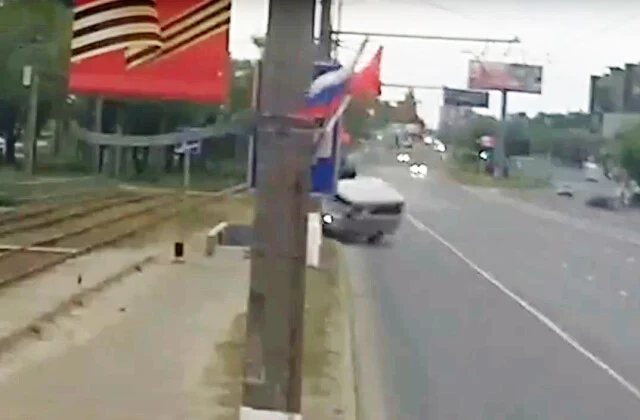 	УАЗ врезался в подземный пешеходный переход в Волгограде