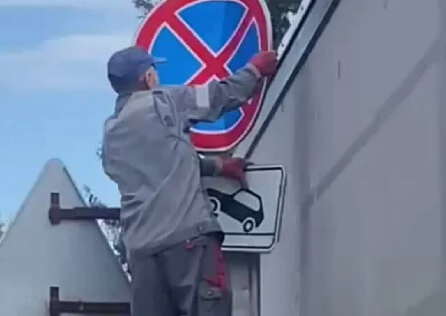  В Омске мужчины погнули дорожные знаки, мешавшие проезду большегрузной фуры