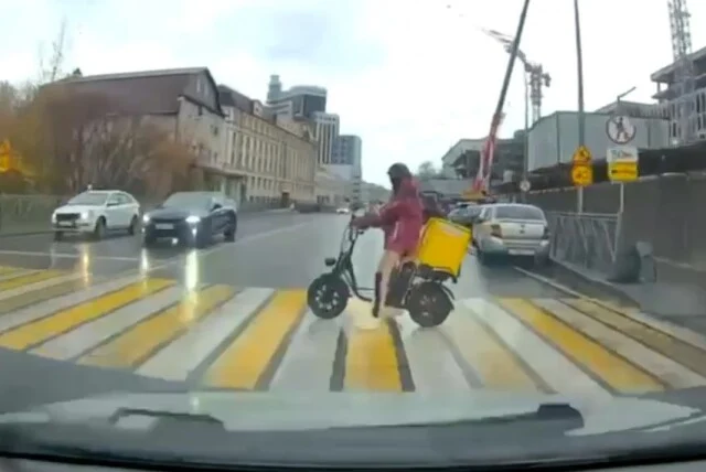  В Казани водитель «Гранты» проехал на красный и сбил курьера на электровелосипеде