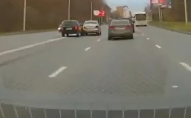  Volkswagen вытолкнул «Калину» на встречную полосу в Чебоксарах