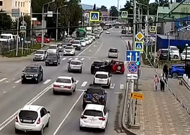  Камера запечатлела момент тройного ДТП в Южно-Сахалинске