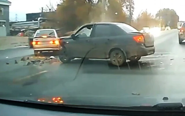  Две «Лады» столкнулись на Новозаводской в Тольятти