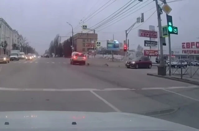  Момент ДТП в Орле: водитель автомобиля Renault Sandero пытался повернуть налево