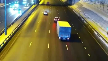  &laquo;Отбросило на ограждение&raquo;: фургон и легковой автомобиль столкнулись на МСД