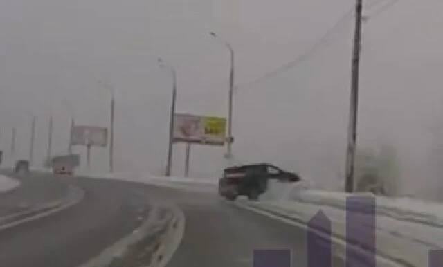  Автомобиль вылетел с Октябрьского моста в Красноярске
