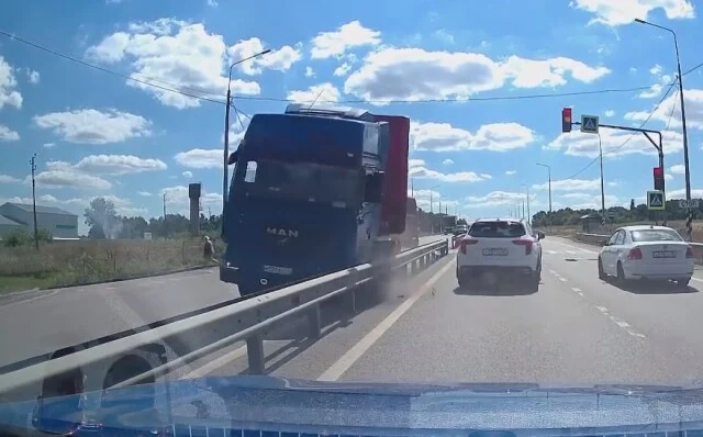  Фура едва не сбила пешехода на трассе М-2 &laquo;Крым&raquo; под Курском