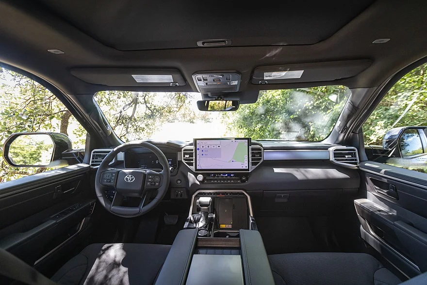 На фото: салон Toyota Tundra Trailhunter