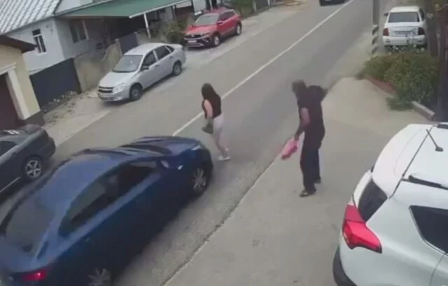  «Не посмотрела по сторонам»: женщина попала под колеса автомобиля в Сочи