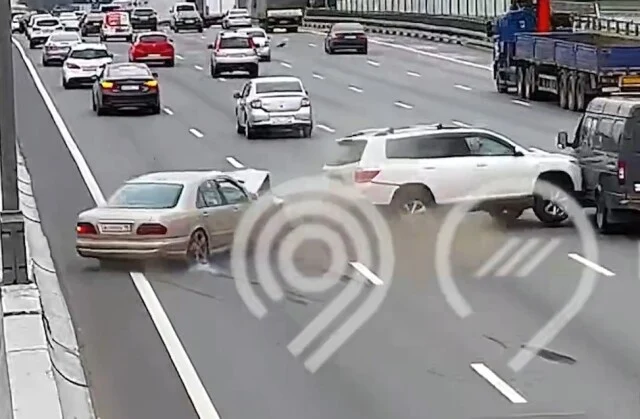  «Шашки» не удались: камера запечатлела очередное ДТП на МКАД