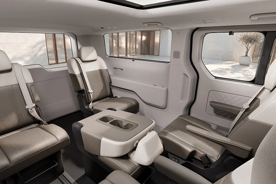 На фото: салон Kia PV7