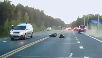  Едва не оказался под колёсами встречных машин: водитель мопеда пострадал в результате ДТП в Киро