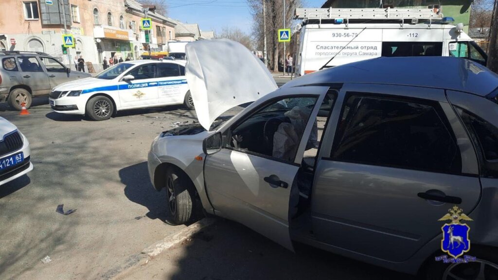 В Самаре водитель автомобиля «Лада Гранта» поворачивал налево и не пропустил мотоцикл